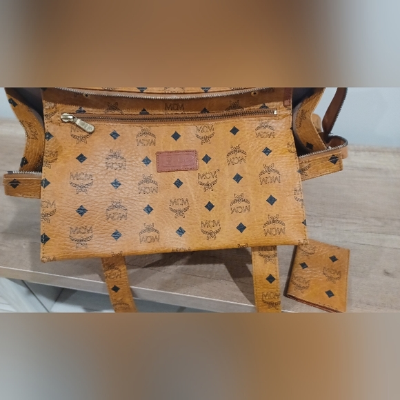 COPY - MCM shoulder bag with matching card holder - Picture 5 of 11